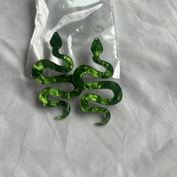 💛 Sequined Acrylic Green Snake Earrings - Taylor Swift Reputation Jewelry Eras - Picture 3 of 5